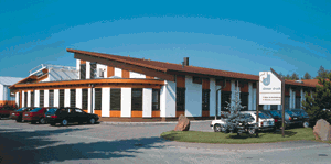 Dinner Druckerei: Der Verwaltungstrakt (vorne im Bild) und die Lagerhalle (im Hintergrund) wurden 1997 an die bestehende Druckerei angebaut.