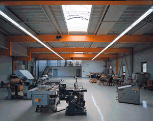 Blick in die neueste Halle. Besonders platzsparend: Die Deckenstrahlplatten befinden sich oberhalb der Primärkonstruktion in der Ebene der Sekundärkonstruktion. Im Hintergrund ist die neu eingerichtete Cafeteria über eine Treppe zu erreichen.