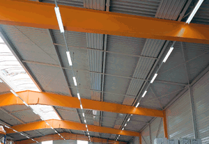 Deckenansicht der 1356 m2 vorh. großen Lagerhalle: Auch hier wird das nutzbare Volumen durch die Verlegung der Deckenstrahlplatten in die Sekundärebene nochmals optimiert.