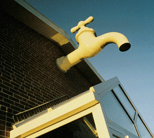 Wahrzeichen: Der "Hahn" als markantes Symbol für (Wasser-) Kompetenz.