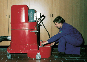 Saubermänner: Mit einem Maxi-Staubsauger sorgen die Fisser-Monteure für besenreine Bäder und weitere Aha-Effekte.