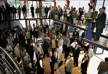 Volles Haus: Zur Einweihung am 26. Juni versammelten sich zahlreiche Gäste aus Politik, Industrie und Handwerksverbänden auf den drei Ebenen der Ausstellung.