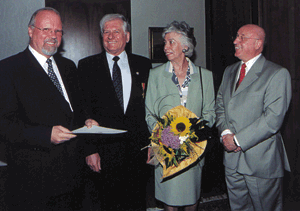 Landesinnungsmeister Reinhold Feltes mit Gattin, Bildmitte, während der Auszeichnung durch den kommissarischen Regierungspräsidenten Heinrich Studentkowski. Auch Hans Josef Jänschke, rechts, würdigte als Kammerpräsident der Handwerkskammer Trier Feltes Engagement.