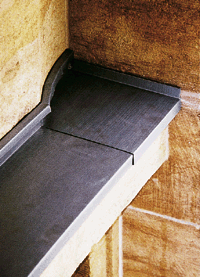 Detail einer Titanzink-Abdeckung am Bahnhofsgebäude. Ausführung: Kratzsch GmbH, Nobitz.