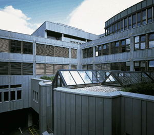 Außer bei einfachen Abdeckblechen wird auch bei größeren Metallarbeiten, wie beim Dienst- und Verwaltungsgebäude der PTT in Zürich, im Brüstungs- und Fensterbankbereich zusätzlich die Klebetechnik mit Enkolit angewandt. Ausführung: Arge Morath AG, Basel; Ramseyer + Dilger AG, Zürich.