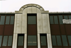 Anwendungsbeispiel Geschäftshaus in Wiesbaden: Metallbekleidungen zusätzlich geklebt. Ausführung: Lummel GmbH, Karlstadt.