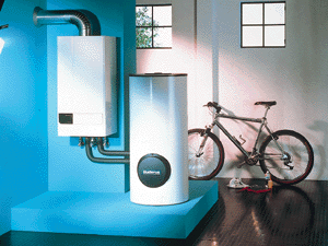 Bild 12: Wandhängender Gaskessel mit bodenstehendem 160-Liter-Speicher.