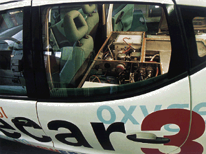 Bild 4: Die Brennstoffzelle selbst ist im Boden des Fahrzeugs untergebracht, weitere Komponenten des Systems sind anstelle der Rückbank angeordnet. Noch ist dieses Fahrzeug ein Zweisitzer, aber die Technik macht rasante Fortschritte. Foto: Daimler Benz.