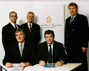 Die Spitze der Hamburger Facility Management Aktiengesellschaft. Die Aufsichtsräte stehend von links: Peter Reuter, Präsident des NFE Norddeutscher Fachverband Elektrotechnik, Aufsichtsratsvorsitzender Prof. Dipl.-Ing. E.h. Erhard Rittershaus, Hamburger Bürgermeister und Wirtschaftssenator a.D., Wilfried Sander, Obermeister der Innung für Sanitärtechnik Hamburg. Der Vorstand: Helge Mordhorst-Boos (vorne links) und Peter Meier.
