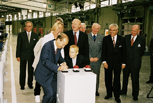 Den Startknopf drückten gemeinsam Kanzleramtsminister Bohl und Maximilian Viessmann, jüngster Sproß der Familie. Dr. Martin Viessmann mit Gattin und einige Vertreter aus Politik und Wirtschaft sahen gespannt zu.