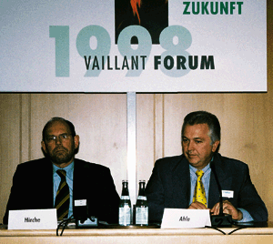 Podiumsteilnehmer (v.l.): Walter Hirche, Manfred Ahle.