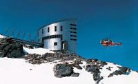 Metallische Gebäudehülle im Hochgebirge