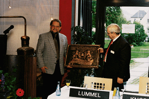 Ein aus massivem Kupfer getriebenes Kupferschmiede- Wappenschild überreichte Engelbert Quast dem Initiator des Museums, Heinz Lummel.