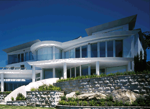 Bild 6: Außergewöhnlich in Entwurf und Ausführung sind diese dynamisch abgeschrägten, auskragenden Attiken an einem Wohnhaus, gestaltet mit Rheinzink-Verbundplatten.