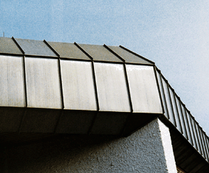 Bild 7: Attika-Gestaltung an einem modernen Sakralgebäude. Hier im Detail: kurze Scharen, zweifach abgeschrägt, mit zahlreichen Versprüngen und oberer Abdeckung.
