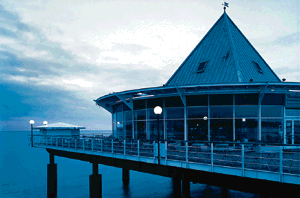 Die Seebrücke des Ostseebades Heringsdorf, auf Usedom, erhielt für Schutzdächer, Pavillons und weitere Gebäude insgesamt 4000 m2 Titanzink- Doppelstehfalzbedachung. Architekten SPP, Sievers + Piatscheck + Partner, Hamburg; Klempnerarbeiten: A. Gabriel GmbH & Co. KG, Kiel. (Foto: Rheinzink)