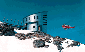 Metallische Gebäudehülle im Hochgebirge
