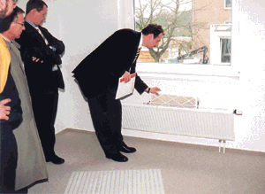 Bild 1: Filterwechsel beim ComfortAir- Frischluftheizkörper.