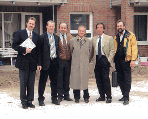 Bild 4: Die Beteiligten: Christian Ludewig (PURMO, Regionalleiter Nord) Christian Meyer-Delius (Planer der haustechnischen Anlage), Bernd Möller (Inhaber des Heizungsbauunter- nehmens), Gustav Neupert (Bauverein Kaltenkirchen), Johannes Granzow (Großhandel Gerken & Süss), Gerd Boeckel (Architekt).