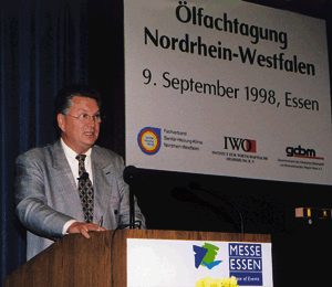 Heinrich J. Lipps begrüßte die zahlreichen Gäste als Vorsitzender des Gesamtverbandes des Deutschen Brennstoff- und Mineralölhandels Region West e.V. in Essen.