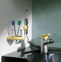 harmonischem Arrangement: Bicolor-Armatur mit Munddusche auf Mineralguß-Waschtisch und auf die Armaturen abgestimmte Accessoires ebenfalls in Edelmatt mit Pastellgelb. Die Technik überzeugt vom ergonomischen Bügelgriff, der Wassermenge und -temperatur zuverlässig regelt bis zur Kugelmischtechnik, dem eingebauten Strahlformer und dem Durchflußbegrenzer, der die Wassermenge auf umweltfreundliche 8 l/min limitiert.