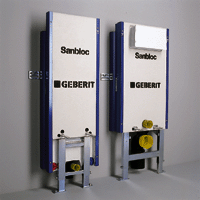 Die Vorwandinstallation des Bades: Geberit Sanbloc Installationsbausteine für den individuellen Einbau im Massiv-Trockenbau für Vorwand- und Inwandinstallation. Neu: Mit neuem UP-Spülkasten für Betätigung von oben/von vorne in der Bauhöhe 820/900. Mit Geberit Twinline Betätigungsplatte für 2-Mengen Spülung.