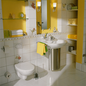 Zentraler Blickfang mit stauraumschaffenden Ausstattungsdetails im nahen Umfeld: Waschtisch mit Boxette und WC.