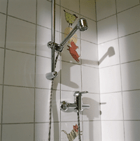 Armaturendesign in Chrom und Silbermetallic. Auch im Duschbereich sorgen heitere Tiermotive für Leben.
