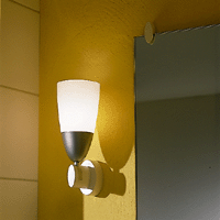 Abgestimmt: Leuchte aus der breiten Accessoirelinie in Glas, Metall und Kunststoff.
