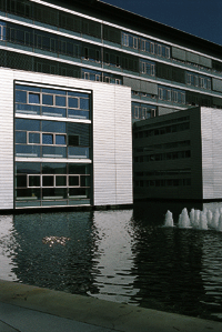 Überhängende Gebäudepartie, Wasserspiele. Foto: K. König