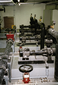 Pumpentechnik der 6 Umwälzkreisläufe im Technikraum, erster Bauabschnitt. Foto: K. König