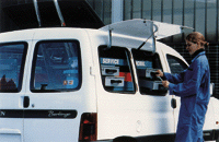 Citroën Berlingo mit Seitenklappen und Regaleinrichtungen. Foto: Citroën Deutschland, Köln.