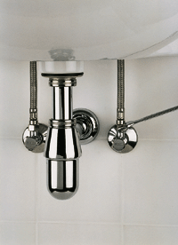 Ventilmontage unter dem Waschtisch mit den verwindungsfreien Flex-Metallschläuchen.