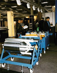Abcoilgerät mit Querteilanlage als Zuführung zur Profiliermaschine, auf dem Stand von Geka, Vachendorf.