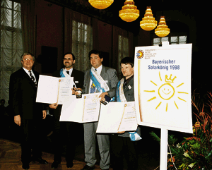 LIM Werner Obermeier (l.) zeichnete die drei "Solarkönige" Ernst Obermeier (nicht verwandt mit dem LIM, 150 Anlagen, Bronzemedaille, Johann Schrödel (400 Anlagen, Goldmedaille) und Werner Stiefenhofer (200 Anlagen, Silbermedaille) aus.
