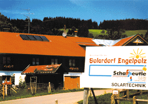 Bild 2 und 3: Seit dem Frühjahr 1997 sind im Rettenberger Ortsteil Engelpolz alle 14 Anwesen mit Sonnenkollektoren ausgerüstet. Im Solardorf Engelpolz gehört die Nutzung solarthermischer und photovoltarischer Anlagen bereits zum Alltag.