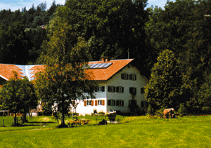 Bild 2 und 3: Seit dem Frühjahr 1997 sind im Rettenberger Ortsteil Engelpolz alle 14 Anwesen mit Sonnenkollektoren ausgerüstet. Im Solardorf Engelpolz gehört die Nutzung solarthermischer und photovoltarischer Anlagen bereits zum Alltag.
