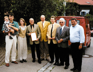Bild 4: v.l.n.r. Familie Dirk Weegen aus Rettenberg, auf deren Wohnhaus die Anlage installiert wurde; Alexander Schafheutle; R. Rubner, Geschäftsführer W. Gienger KG Memmingen; Rainer Berkmann, Inhaber der Unternehmensgruppe Ikarus Solar; Hans Mairhofer, Sortimentsführer Solar der GC-Sanitär und Heizungs-Handelskontor GmbH; Dr. Josef Kirchmann, Bürgermeister von Rettenberg.