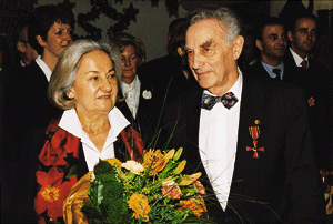 Günter Uebber, Obermeister der SHK-Innung Solingen, erhielt durch den Oberbürgermeister der Stadt Solingen Ulrich Uibel das Bundesverdienstkreuz. Im Bild Günter Uebber nach der Ehrung mit seiner Frau Erika.