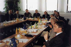 Im Bild rechts: GF Dr. Eugen Daum erläutert die Vorstellungen des Fachverbandes Hessen.