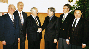 Von links Kreishandwerksmeister Werner Wedel, Vizepräsident Preuss von der Handwerkskammer Rhein-Main, OM Wilfried Schmidt, LIM Werner Scharf und GF Dr. Eugen Daum sowie OM Ernst Jung (Innung Darmstadt).