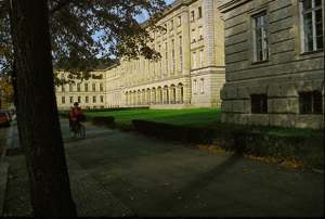 Ernst-Reuter-Haus, Haus des deutschen Städtetages in Berlin-Tiergarten, Fassade an der "Straße des 17. Juni". Foto: K. König