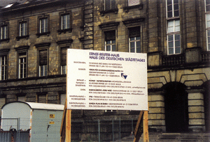 Ernst-Reuter-Haus, Bauschild während der Renovierung 1998. Foto: K. König