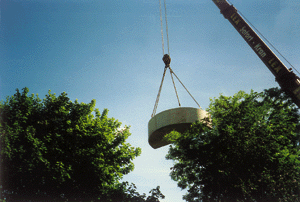 Lieferung Speicher-Fertigteil. Versetzen mit Autokran in die Baugrube. Foto: MALLBETON