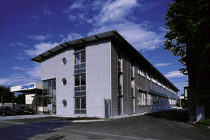 Neben dem Verwaltungsgebäude entstand in nur sechs Monaten Bauzeit das neue Fabrikationsgebäude.