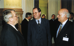 v.l.n.r.: Dipl.-Ing. Rudolf Peters, Landesinnungsmeister des Fachverbandes SHK NRW, Peer Steinbrück, Minister für Wirtschaft und Mittelstand, Technologie und Verkehr des Landes NRW und Dr. Hans-Georg Geißdörfer, Hauptgeschäftsführer des Fachverbandes SHK NRW.