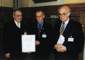 "Der Geehrte", v.l.n.r.: Dipl.-Ing. Rudolf Peters, Landesinnungsmeister des Fachverbandes SHK NRW, Reiner Kämpgen, Ltd. Ministerialrat, Ministerium für Wirtschaft und Mittelstand, Technologie und Verkehr des Landes NRW und Dr. Hans-Georg Geißdörfer, Hauptgeschäftsführer des Fachverbandes SHK-NRW während der Verleihung der Goldenen Ehrennadel des Fachverbandes SHK NRW an Kämpgen.