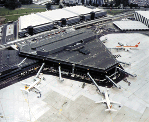 Bild 1: Luftbildaufnahme zeigt die architektonische Besonderheit der Dreiecksform des neuen Terminals C. Links im Bild der Verbindungsbau zu den Terminals A und B.