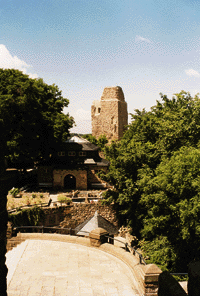 Bild 3: Blick vom Kaiser-Wilhelm-Denkmal auf die Oberburg mit Barbarossaturm.
