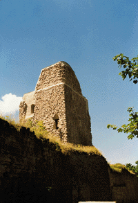 Bild 4: Die Ruine des Barbarossaturms wurde sorgfältig restauriert und durch Mauerabdeckungen aus Blei vor dem weiteren Verfall geschützt.